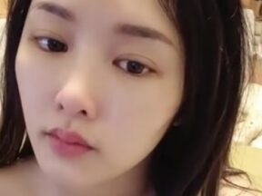 Taiwanese sexy beauty Li Nana did a nude live stream, but no one sent her gifts, and she touched her genitals, feeling utterly hopeless. madou