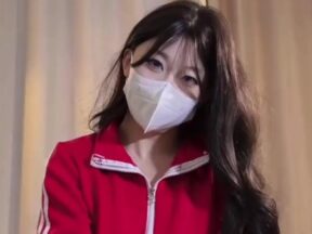 Sandy, a younger sister who practices Sanda (Chinese kickboxing), subdues her perverted older brother who smells her feet. Unexpectedly, her brother is a masochist and enjoys being beaten. madou